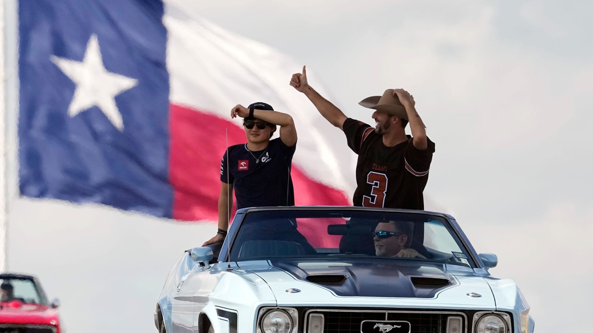 Yuki Tsunoda (l) und Daniel Ricciardo