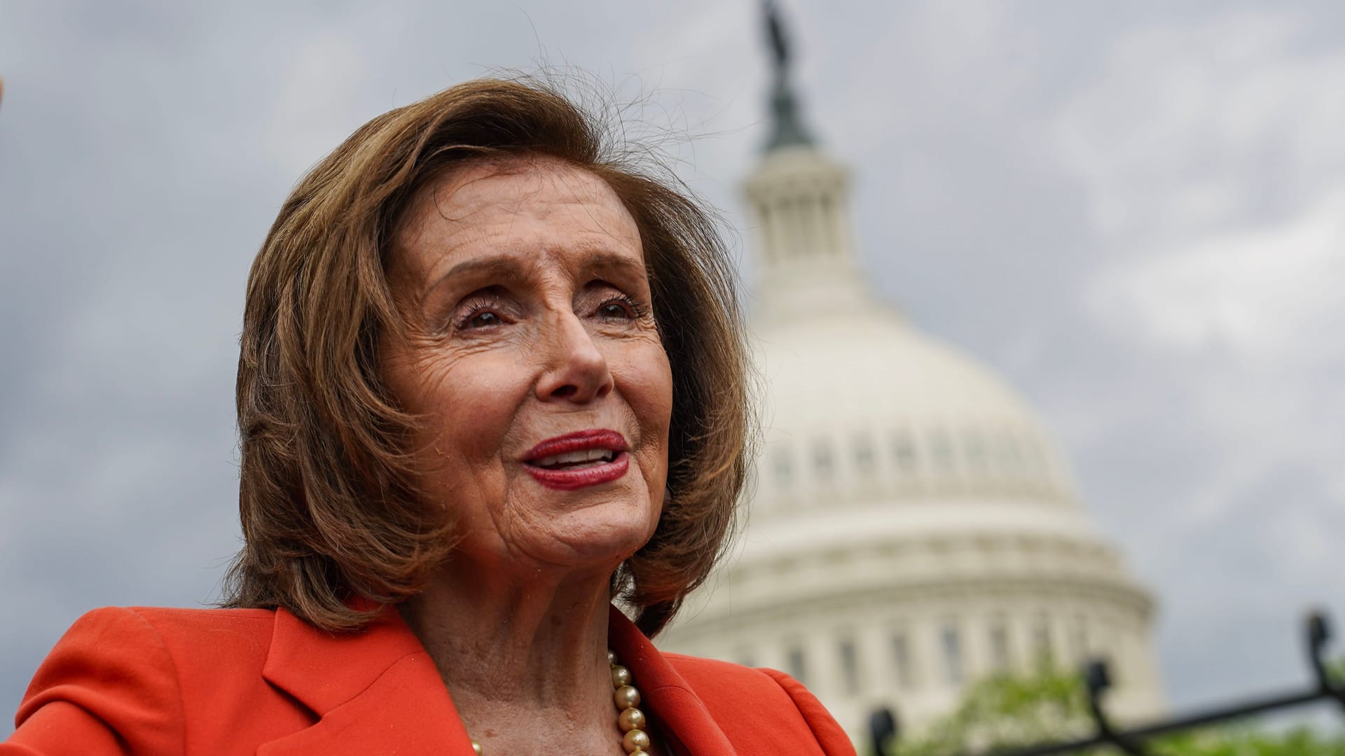 Die demokratische Spitzenpolitikerin Nancy Pelosi spricht in Washington vor Reportern.