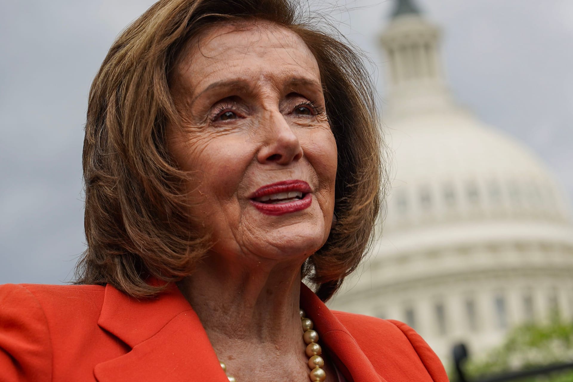 Die demokratische Spitzenpolitikerin Nancy Pelosi spricht in Washington vor Reportern.