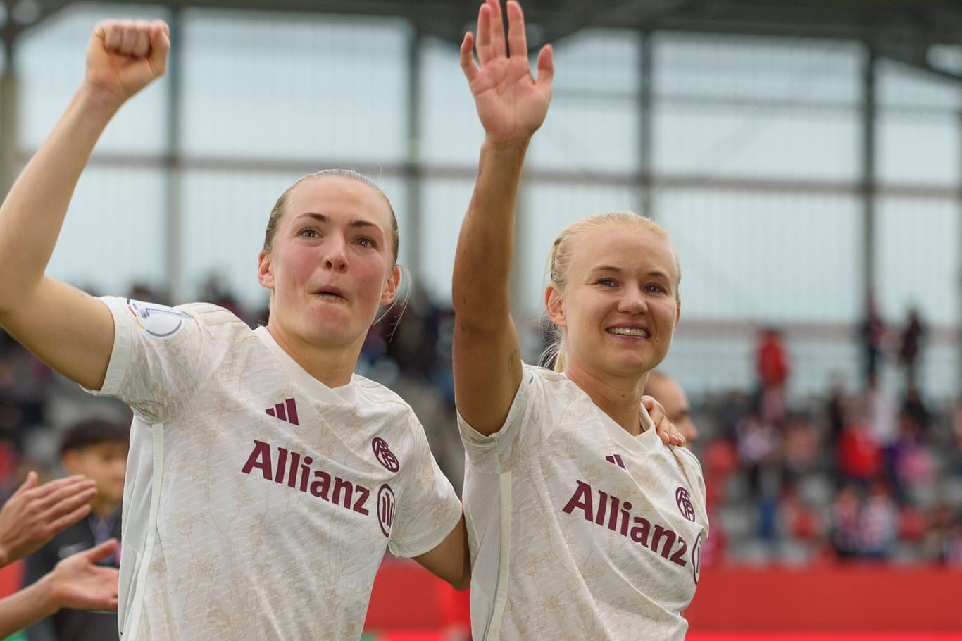 Pernille Harder (r.) und Magdalena Eriksson: Die beiden haben sich verlobt.