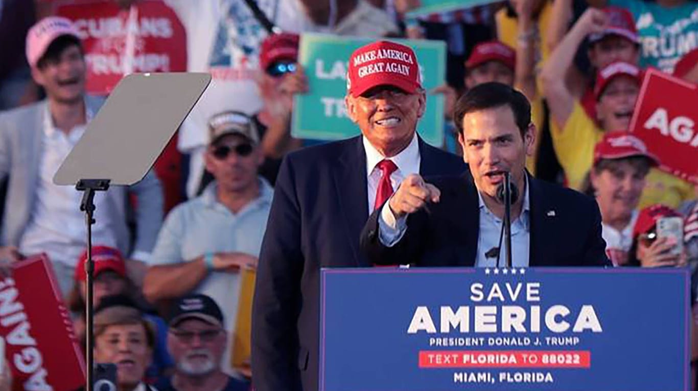 Donald Trump (l) und Marco Rubio: Der Senator aus Florida will Bidens Vize werden.