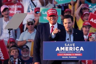 Donald Trump (l) und Marco Rubio: Der Senator aus Florida will Bidens Vize werden.