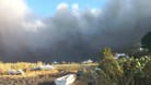 Italien: Lavaasche und pyroklastisches Material verdunkeln den Himmel über dem Vulkan Stromboli.