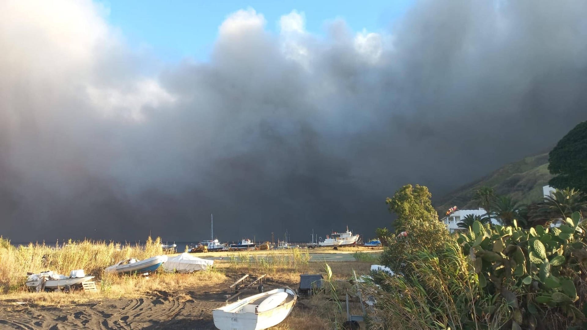 Italien: Lavaasche und pyroklastisches Material verdunkeln den Himmel über dem Vulkan Stromboli.