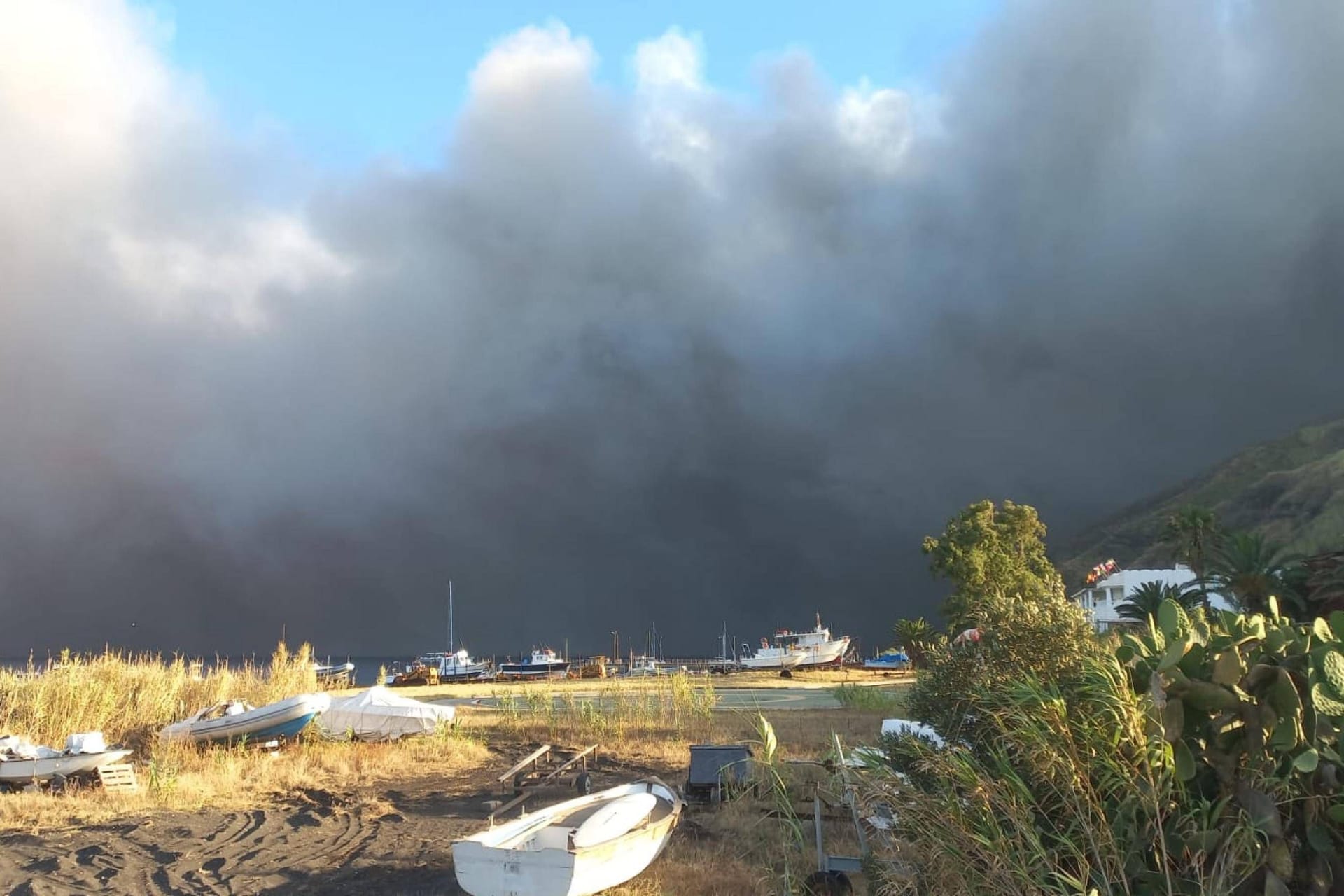 Italien: Lavaasche und pyroklastisches Material verdunkeln den Himmel über dem Vulkan Stromboli.