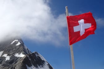 Eine Schweizerflagge in den Bergen