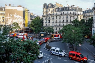 Auto fährt in Café-Terrasse in Paris