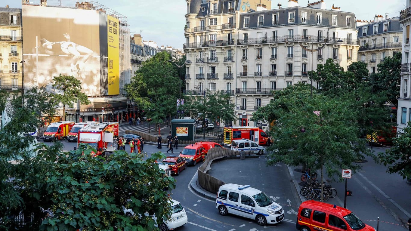 Auto fährt in Café-Terrasse in Paris