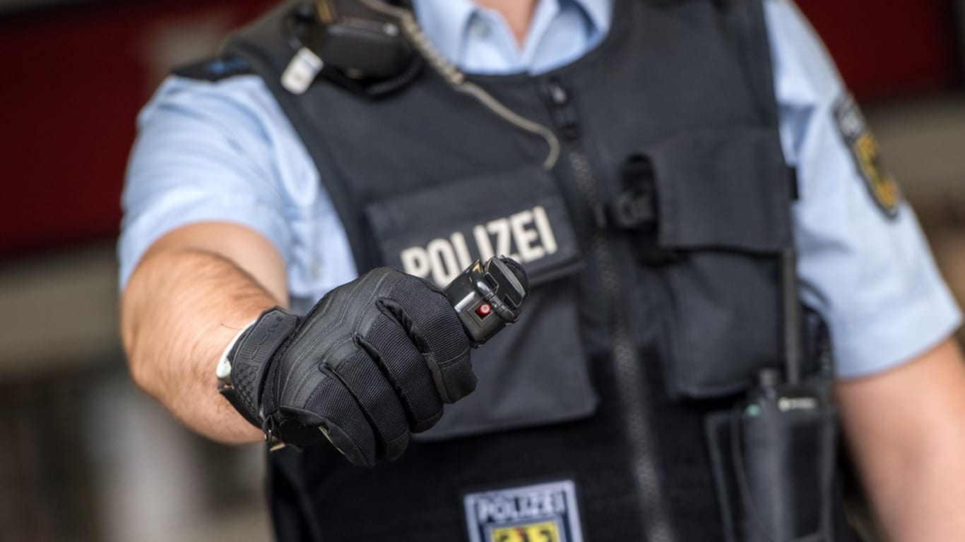 Ein Polizist mit einem Pfefferspray in der Hand. In München musste das Mittel bei einer Kontrolle eingesetzt werden (Symbolbild).