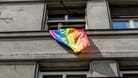 Eine LGBTQ+-Flagge in Bratislava: Mitglieder der LGBTQ+-Gemeinschaft werden häufig diskriminiert.