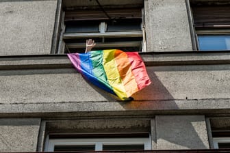 Eine LGBTQ+-Flagge in Bratislava: Mitglieder der LGBTQ+-Gemeinschaft werden häufig diskriminiert.
