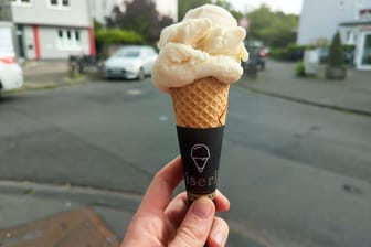 Eine Kugel des neuen Kölsch-Eis: Eine Kugel kostet zwei Euro.