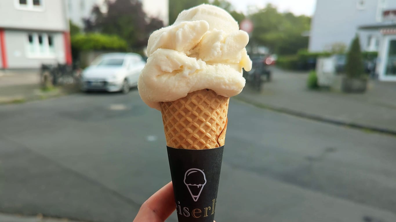 Eine Kugel des neuen Kölsch-Eis: Eine Kugel kostet zwei Euro.