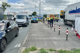 Eine Fußgängerin stirbt nach einer Kollision mit einem Lkw in Nürnberg.
