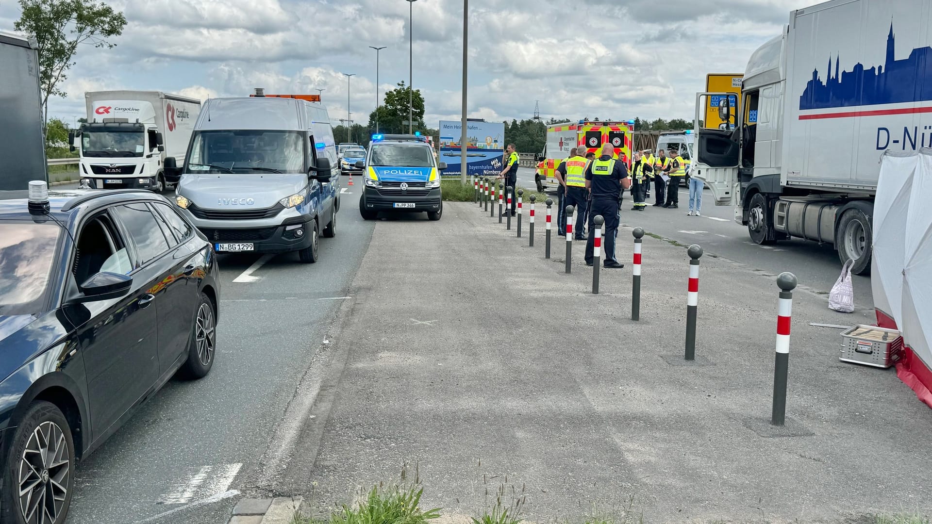 Eine Fußgängerin stirbt nach einer Kollision mit einem Lkw in Nürnberg.