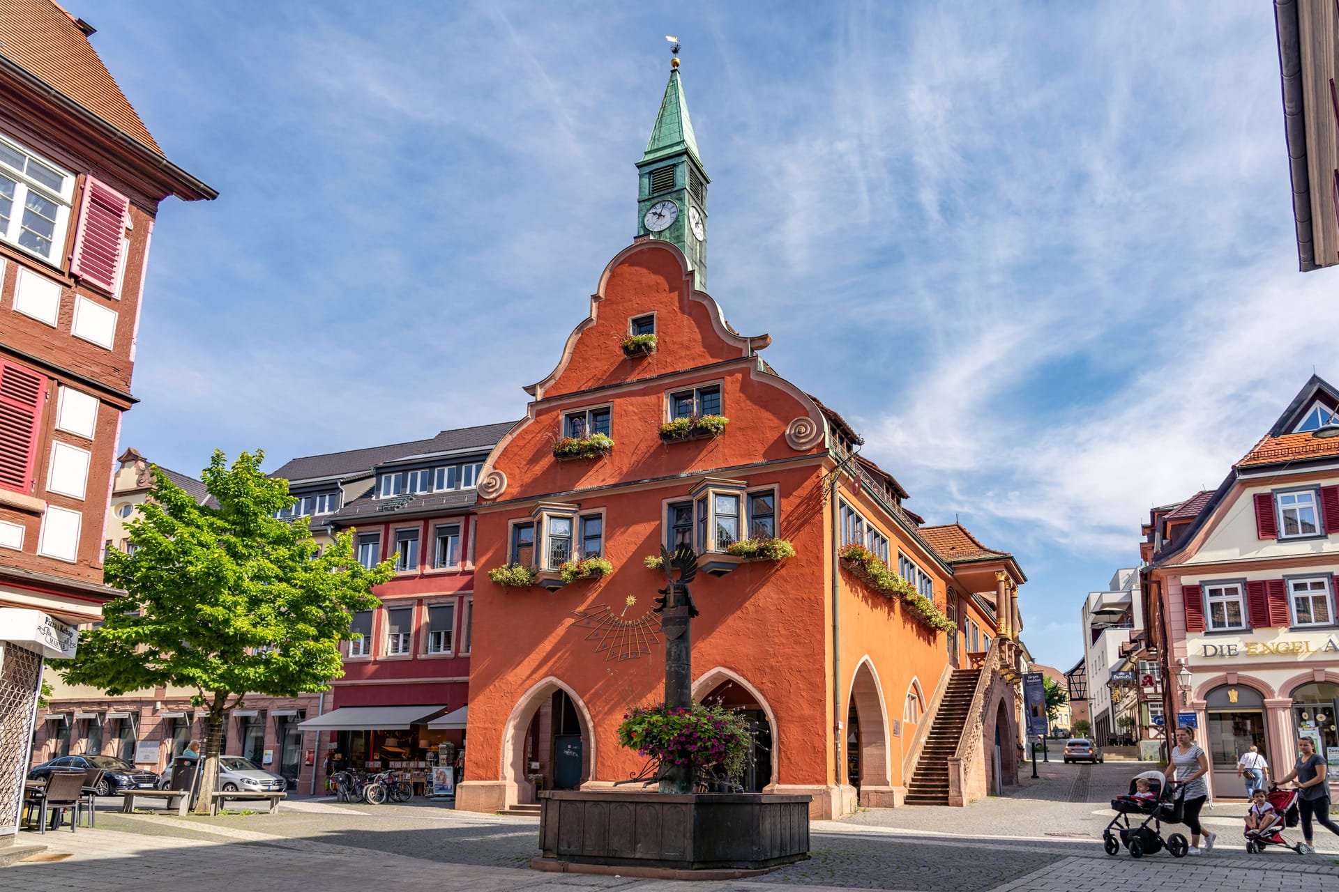 Das Rathaus in Lahr/Schwarzwald (Symbolbild): In dem Ort kam es zu zwei mysteriösen Leichenfunden.