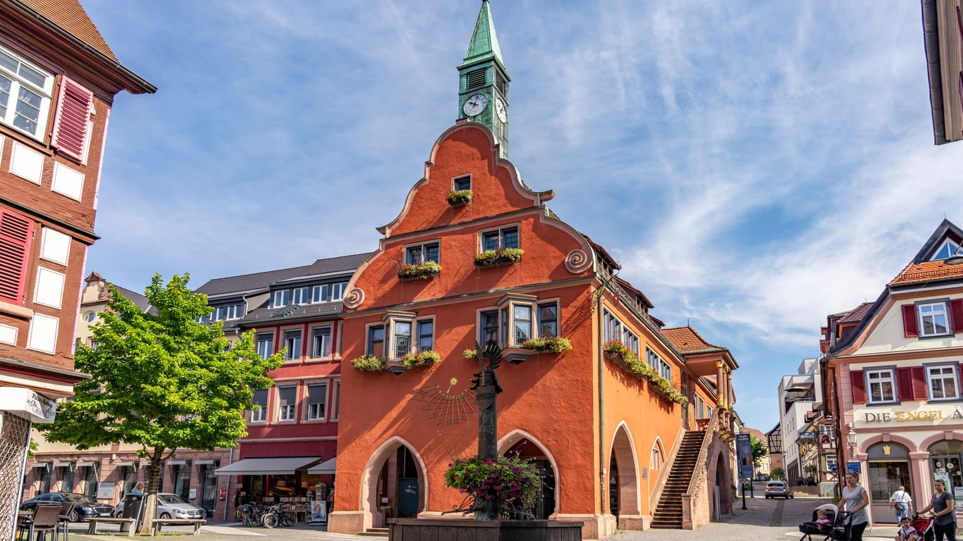 Das Rathaus in Lahr/Schwarzwald (Symbolbild): In dem Ort kam es zu zwei mysteriösen Leichenfunden.