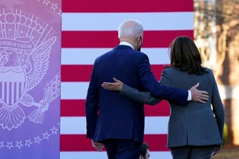 Joe Biden und Kamala Harris: Der Präsident sollte Platz für einen anderen Kandidaten machen.