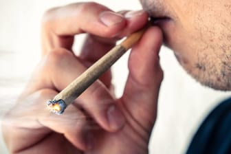 Ein Mann raucht einen Joint (Symbolbild): In Niedersachsen gibt es bereits 16 interessierte Cannabis-Anbauvereine.