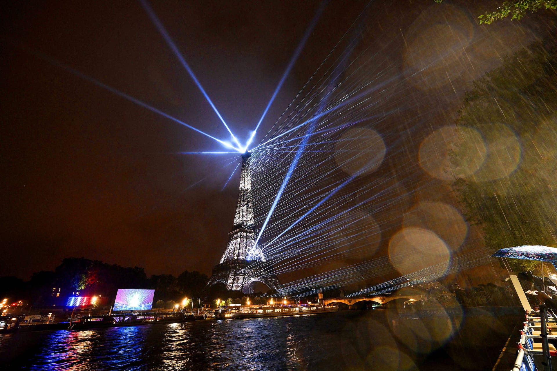 Zeitgleich startete am Eiffelturm eine Lichtershow, welche noch einmal spektakuläre Bildern lieferte.