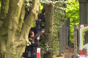 Polizeieinsatz in Bahrenfleth: Zwei Jugendliche sollen von einem Balkon geschossen haben.