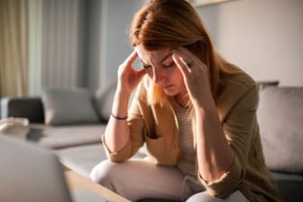 Migräne-Anfall: Typisch sind pochende oder hämmernde Kopfschmerzen, oft auf einer Seite des Kopfes.