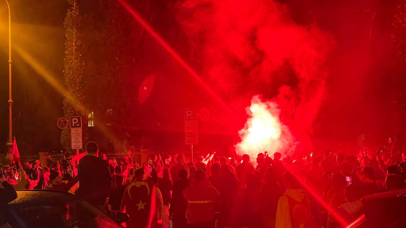 Türkei-Fans am Siegestor: Mehrere Hunderte Menschen nahmen an dem Autokorso teil.