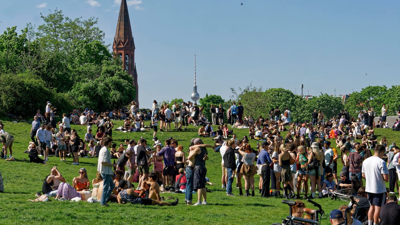 Menschenmenge im Görlitzer Park (Archivbild): Der Park ist ein Drogen-Hotspot der Stadt.