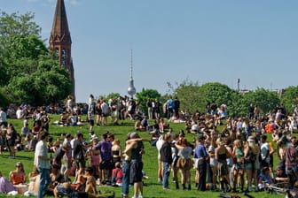 Menschenmenge im Görlitzer Park (Archivbild): Der Park ist ein Drogen-Hotspot der Stadt.