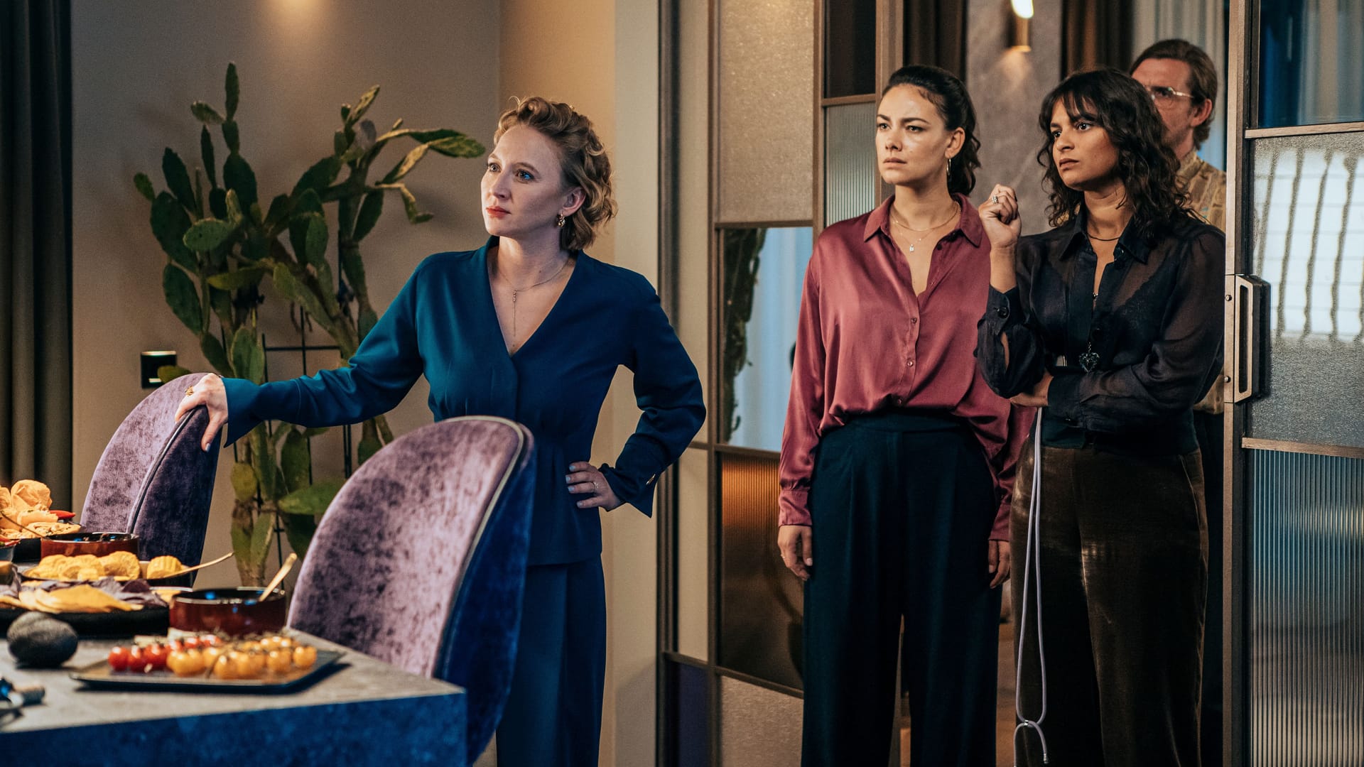 Karo (Anna Maria Mühe), Pia (Janina Uhse), Sheila (Taneshia Abt) und Kurt (Max Bretschneider) in Spieleabend: In dem Film stellt ein Freundeskreis einen Neuzugang auf die Probe.