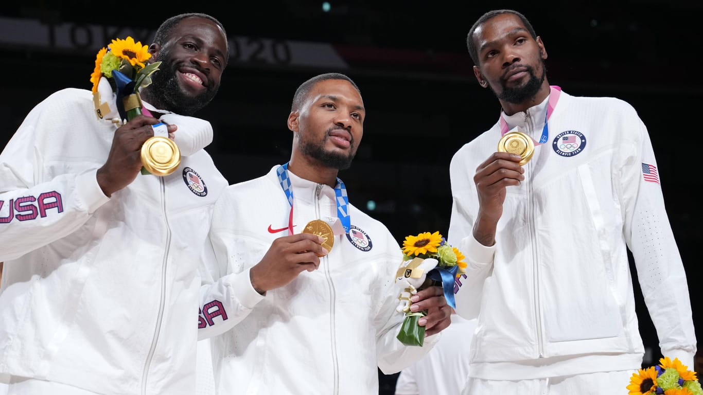 Draymond Green (l.), Damian Lillard (m.) und Kevin Durant mit ihren Olympischen Goldmedaillen bei den Spielen in Tokio vor drei Jahren.