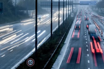 Autobahnen bei Leverkusen und Duisburg gesperrt