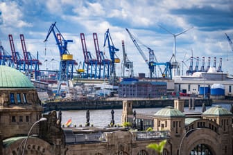 Die Landungsbrücken am Hamburger Hafen (Archivfoto): Verdi geht in den Streik.