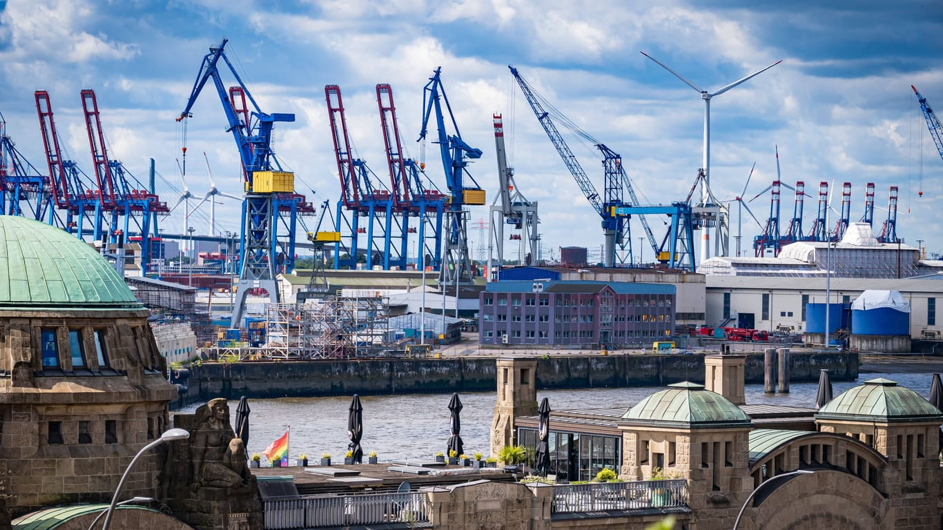 Die Landungsbrücken am Hamburger Hafen (Archivfoto): Verdi geht in den Streik.