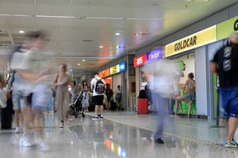 Mietwagen-Firmen in einem Terminal des Flughafens auf Ibiza