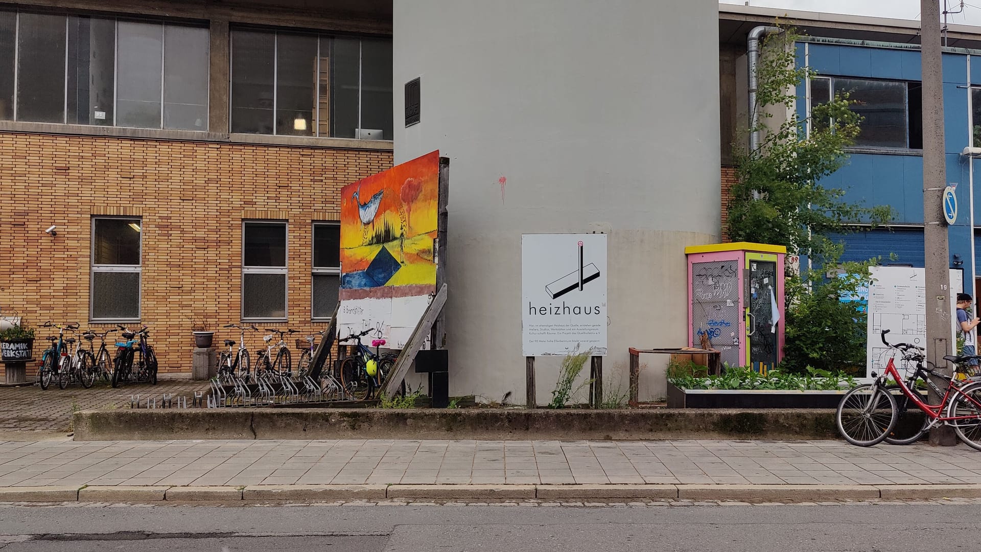 Hinter dem ehemaligen Quelle-Gebäude im Nürnberger Westen liegt das Heizhaus: Hier finden sich Räume für Kunstschaffende, offene Werkstätten und ein Wochenmarkt.