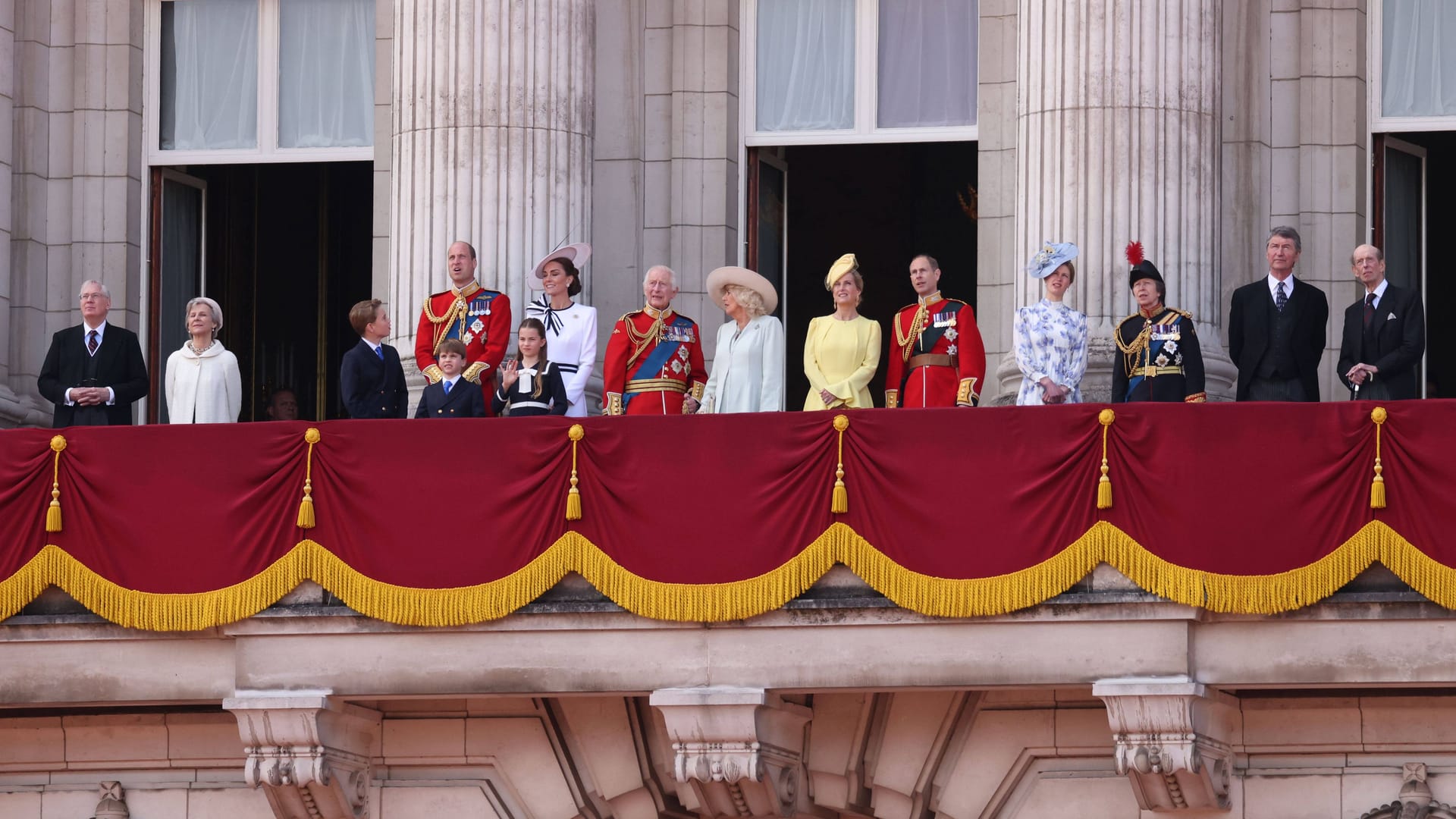 Der Balkon des Buckingham Palace ist bekannt: Hier zeigt sich das Könighaus der Öffentlichkeit. Hier sind unter anderem König Charles III, Königin Camilla, Prinz William, Prinzessin Catherine und ihre Kinder zu sehen.