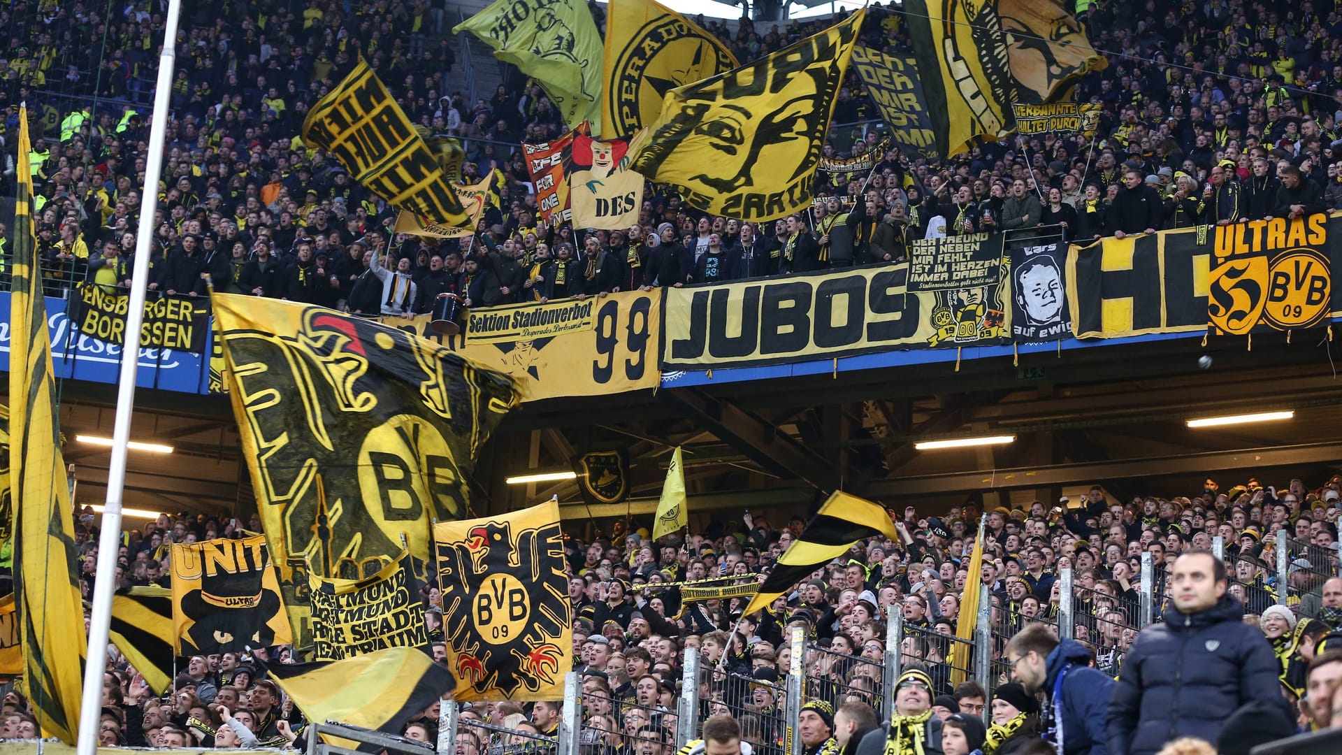 BVB-Fans bei einem Auswärtsspiel in Hamburg (Archivbild): Der Verein bringt Zehntausende Fans mit zum Pokalspiel gegen Phönix Lübeck.