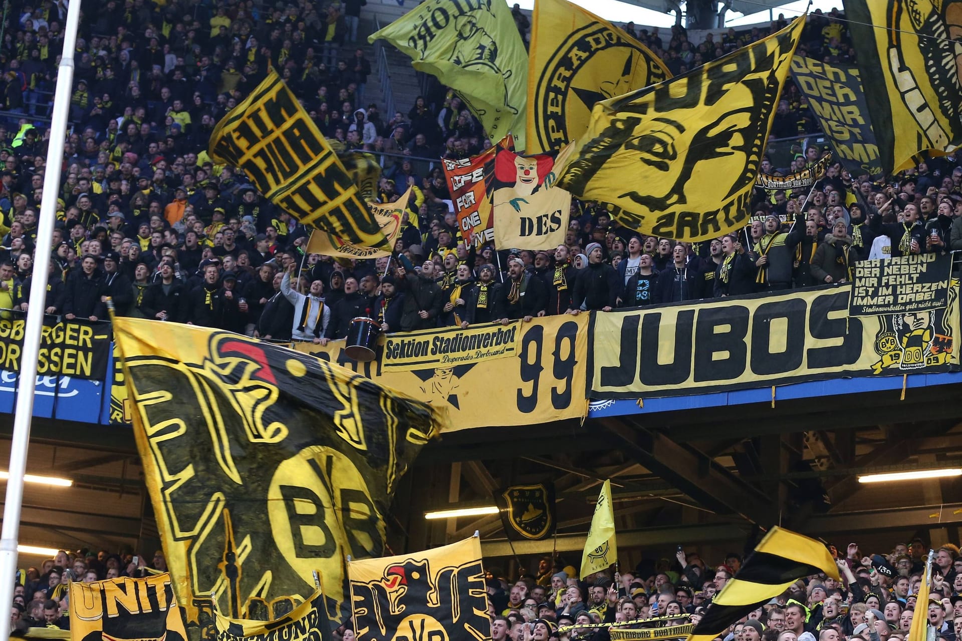 BVB-Fans bei einem Auswärtsspiel in Hamburg (Archivbild): Der Verein bringt Zehntausende Fans mit zum Pokalspiel gegen Phönix Lübeck.