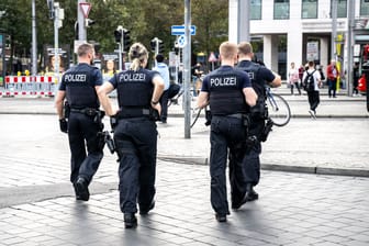 Einsatzkräfte der Polizei Bremen (Symbolbild): Die Beamten suchen nach dem unbekannten Mann.