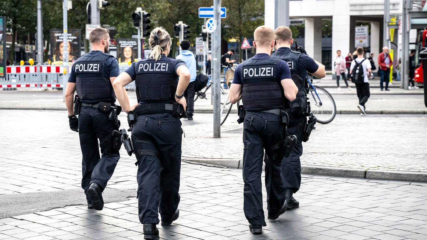 Einsatzkräfte der Polizei Bremen (Symbolbild): Die Beamten suchen nach dem unbekannten Mann.