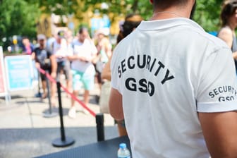 Ein Sicherheitsmitarbeiter steht vor einem Freibad (Symbolbild): Kaum haben die Ferien begonnen, gibt es in Berlin die erste Schlägerei im Freibad.