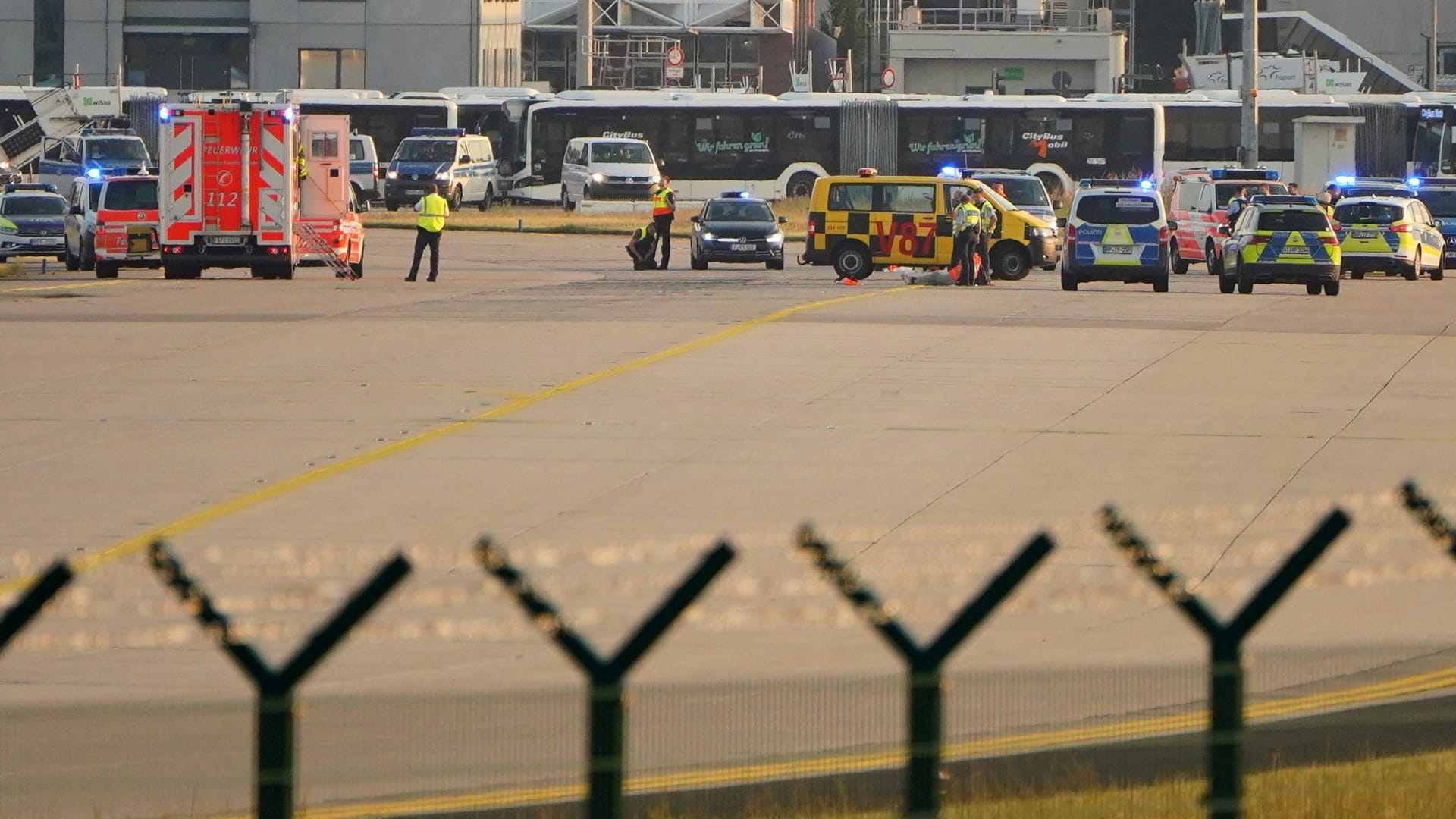 Einsatz am Frankfurter Flughafen: Der Flugbetrieb musste eingestellt werden.