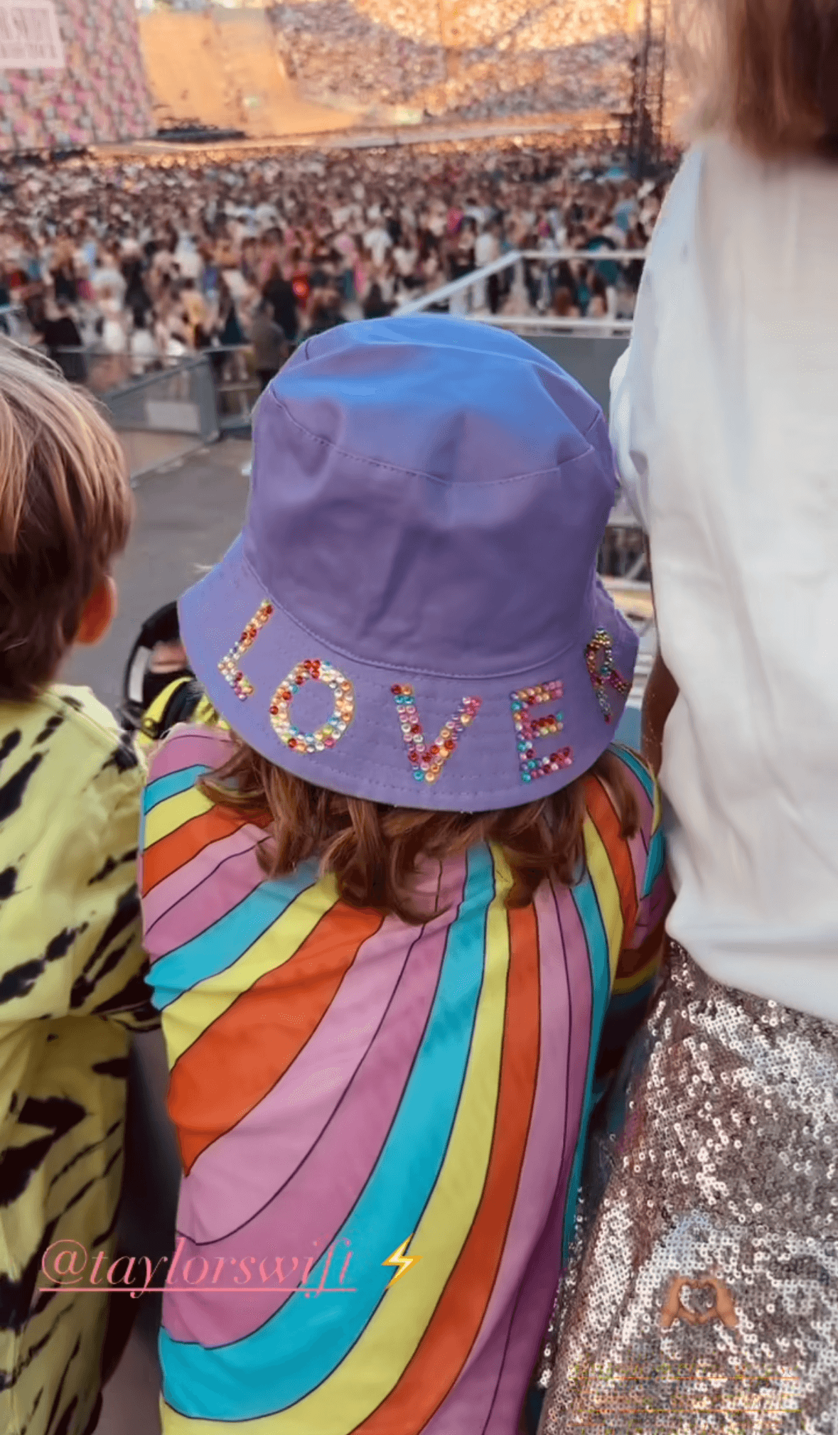 Sohn Mads trug einen lilafarbenen Hut und ein buntes Shirt.