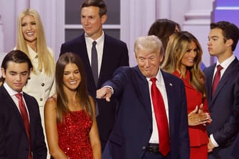 Donald Trump: Bei einem Parteitag der Republikander stand der US-Präsidentschaftskandidat mit seiner Familie, seinem Vize J.D. Vance und dessen Frau Usha auf der Bühne.