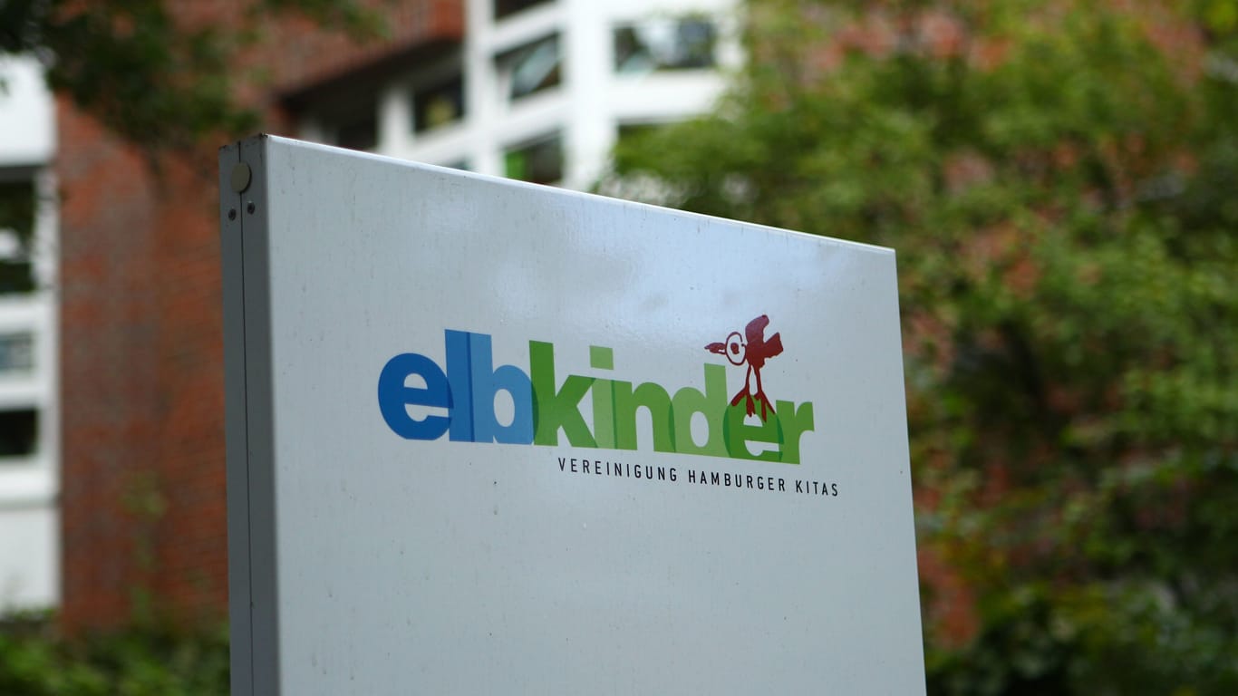 Schild einer Elbkinder-Kindertagesstätte (Symbolbild): In der Einrichtung im Stadtteil Rotherbaum wurde im Mai Asbest festgestellt.