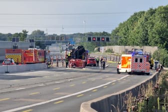 Gas tritt aus undichtem Lastwagen aus - Autobahn A1 gesperrt