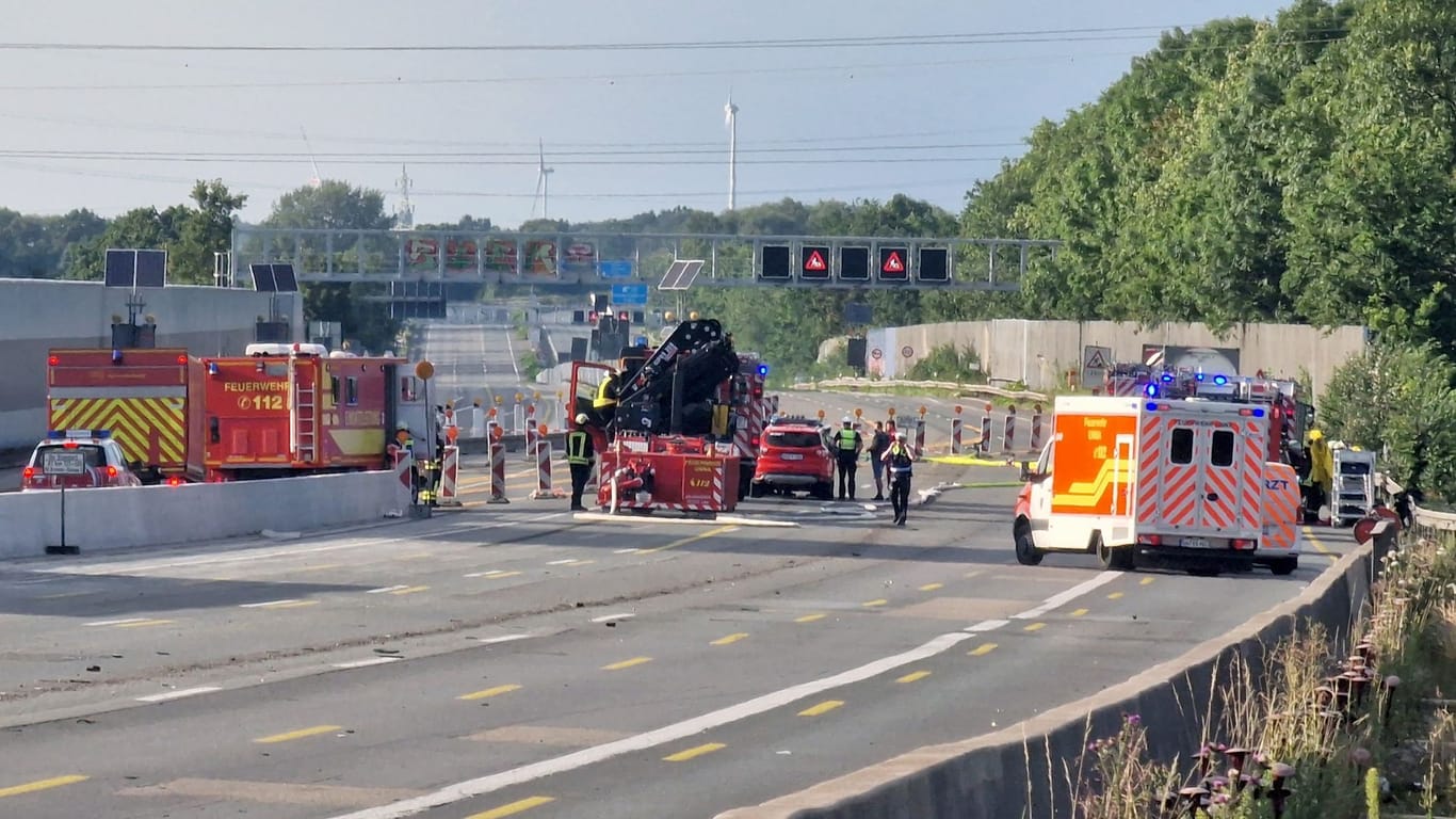 Gas tritt aus undichtem Lastwagen aus - Autobahn A1 gesperrt