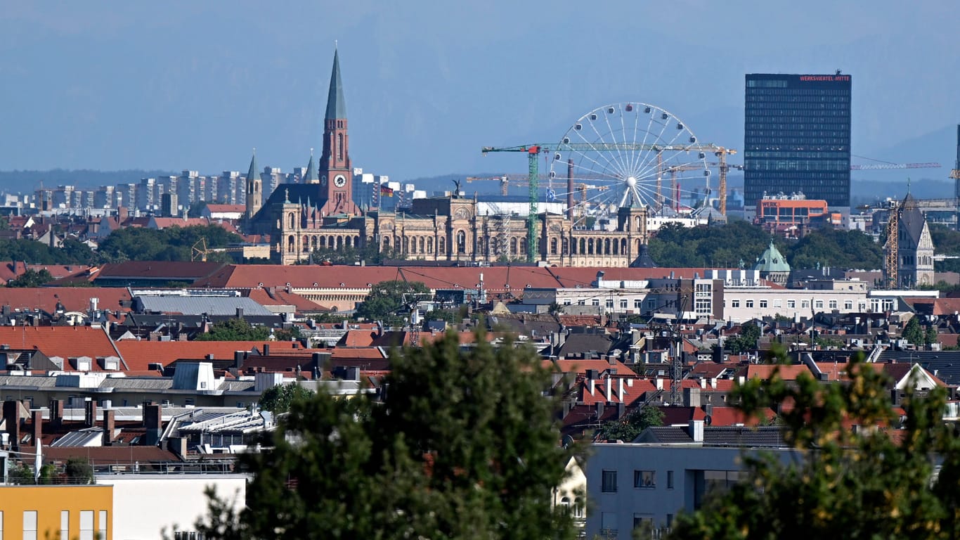 Blick über München (Archivbild): Wer in der bayerischen Landeshauptstadt eine Wohnung sucht, muss bei der Miete tief in die Tasche greifen.
