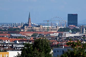 Blick über München (Archivbild): Wer in der bayerischen Landeshauptstadt eine Wohnung sucht, muss bei der Miete tief in die Tasche greifen.